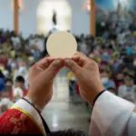 Abrirnos a Jesús, abrirnos al mundo: Francisco invita a poner la Eucaristía en el centro de nuestras vidas