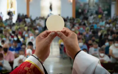 Abrirnos a Jesús, abrirnos al mundo: Francisco invita a poner la Eucaristía en el centro de nuestras vidas