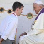 El Papa confiesa a tres jovenes en Lisboa