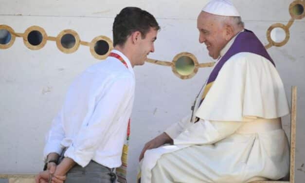 El Papa confiesa a tres jóvenes en Lisboa: ‘De Francisco gran acogida y sencillez’