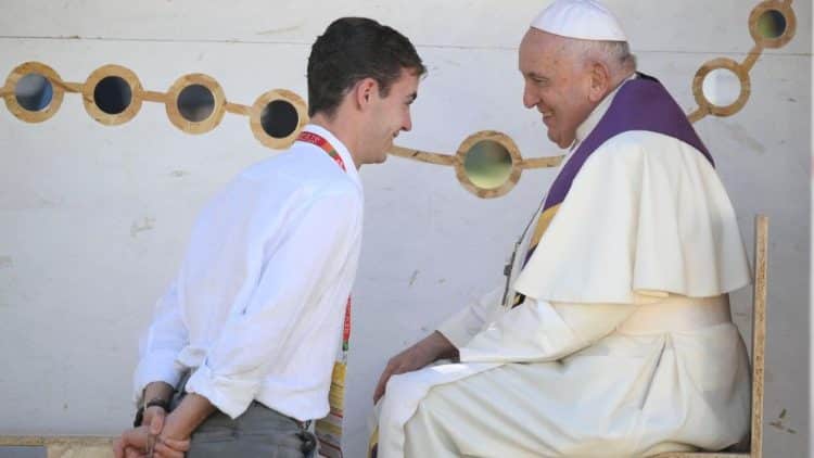 El Papa confiesa a tres jóvenes en Lisboa: ‘De Francisco gran acogida y sencillez’