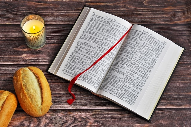 Dios ofrece su palabra y su pan a todos