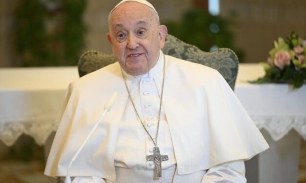 La salud del Papa Francisco mejora, se excluye una pulmonía
