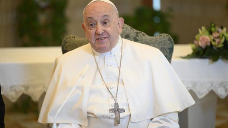 La salud del Papa Francisco mejora, se excluye una pulmonía