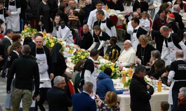 El Papa almuerza con los pobres en un inolvidable momento de amistad