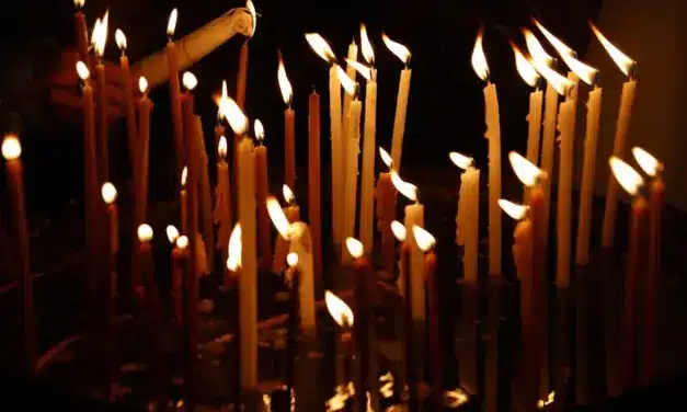 El Rey descansa, Himno de laudes del Sábado Santo