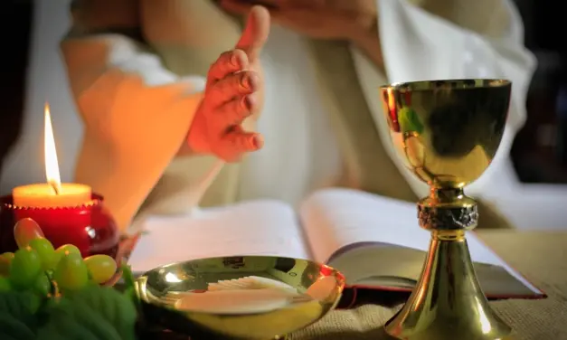 La entrega de Jesús en el Sacerdocio, la Eucaristía y el mandato del Amor