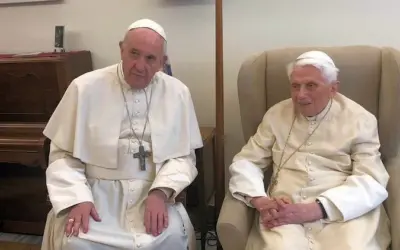 El libro con los recuerdos de Francisco sobre Benedicto XVI: «Para mí fue un padre”