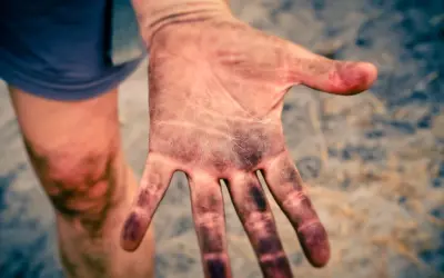 Tirar la piedra, esconder la mano