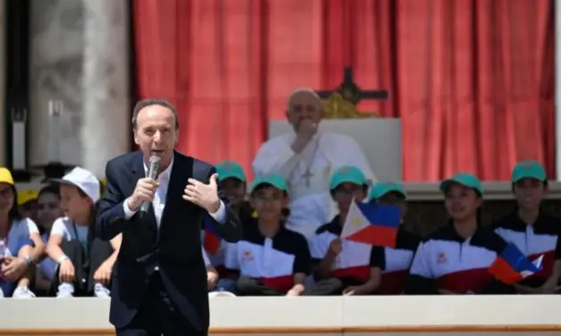Benigni a los niños: Sean héroes que juntos vencen la guerra