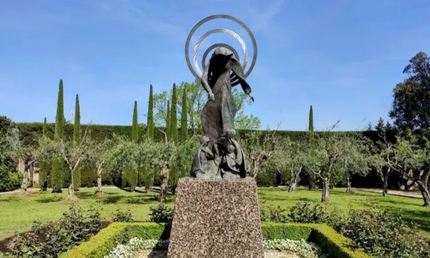 En oración con María por la paz del mundo en los Jardines Vaticanos