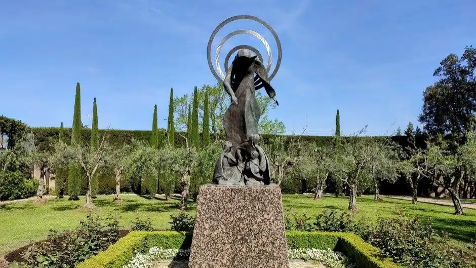 En oración con María por la paz del mundo en los Jardines Vaticanos