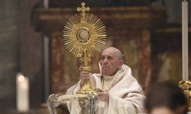 El Papa: La Eucaristía, respuesta de Dios al hambre profunda del corazón humano