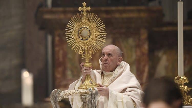 El Papa: La Eucaristía, respuesta de Dios al hambre profunda del corazón humano