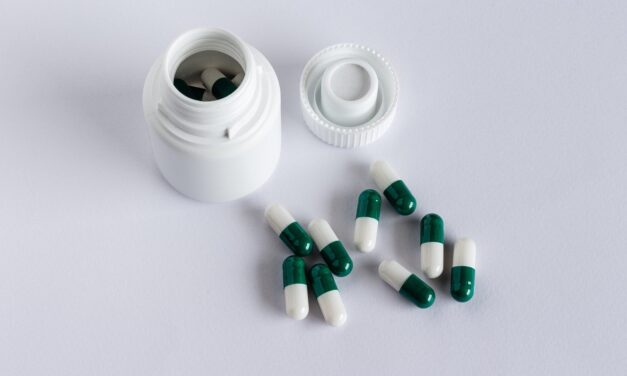 Fe humana ante una caja de pastillas