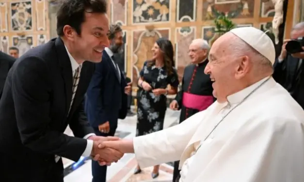 Aprendamos de los cómicos a difundir serenidad con una sonrisa: Papa Francisco