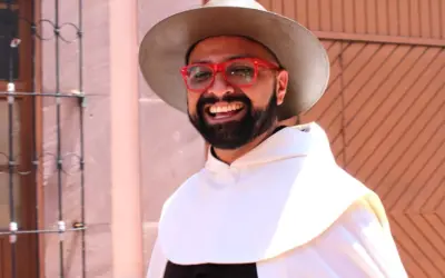 La Inspiradora Historia de un Sacerdote Carmelita y el Poder del Escapulario (Video)