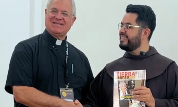 Presentan la revista de Tierra Santa en México durante el Encounter Youthfest Magdala 2024