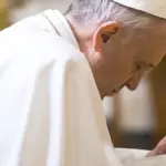 papa francisco orando