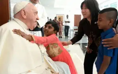 El Papa en Yakarta, inicia el viaje abrazando a huérfanos, pobres y refugiados