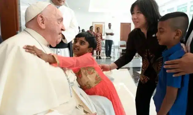 El Papa en Yakarta, inicia el viaje abrazando a huérfanos, pobres y refugiados