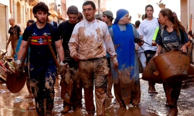 Sacerdotes, monjas y muchos fieles en la primera línea por Valencia