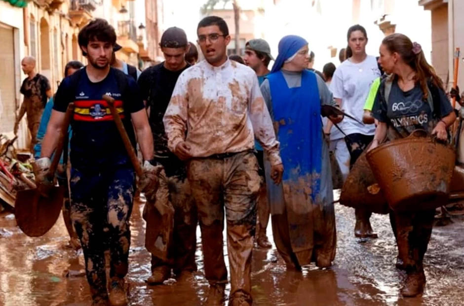 Sacerdotes, monjas y muchos fieles en la primera línea por Valencia