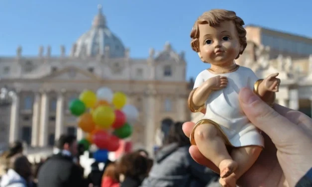 La bendición de las estatuillas del Niño Jesús vuelve a la Plaza de San Pedro