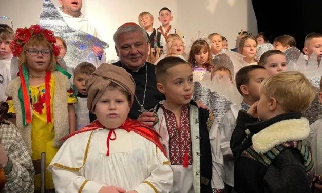 En una Ucrania devastada por la guerra, Krajewski celebra la Misa de Navidad