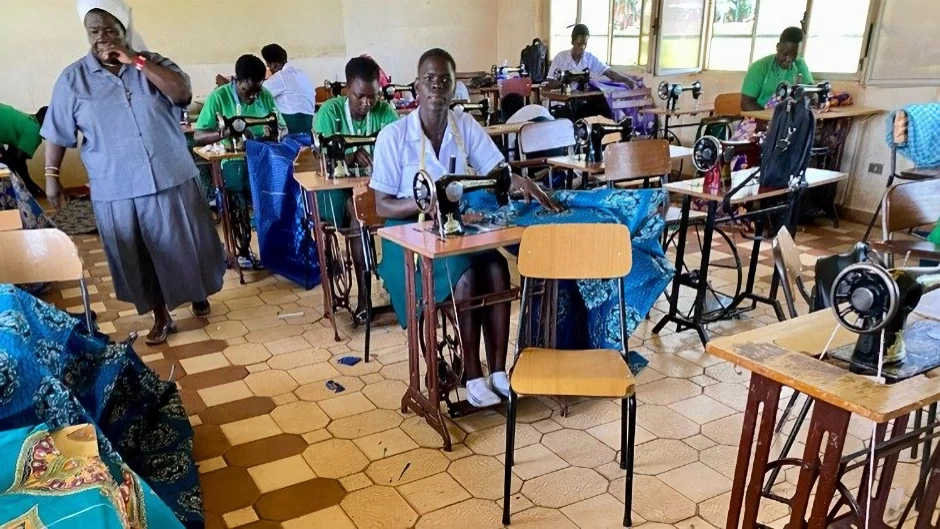 Las monjas en Uganda “cosen pedazos de vida, como retales de estofa”