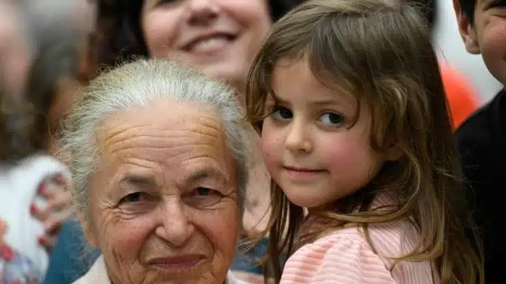 “Feliz el que no ve desvanecerse su esperanza”, tema del Día de los Abuelos