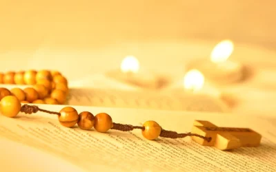 En plaza de San Pedro oración del Rosario por la salud del Santo Padre