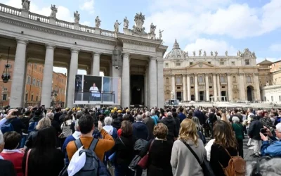 La plaza de San Pedro abraza a Francisco: «Lo necesitamos»