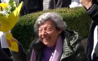 La «señora de las flores amarillas»: todos los días en el Gemelli