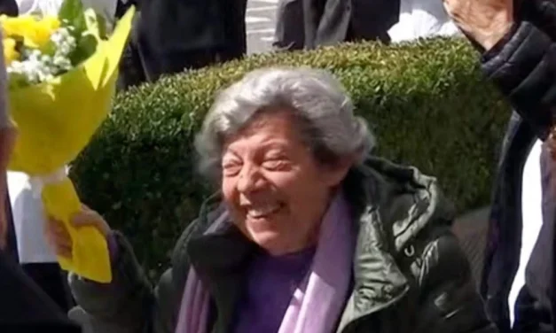 La «señora de las flores amarillas»: todos los días en el Gemelli