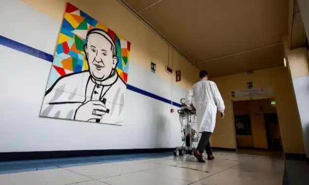 Los fieles intensifican la oración por la salud del Papa