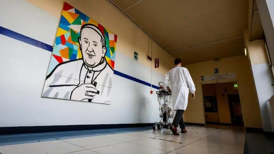 Los fieles intensifican la oración por la salud del Papa