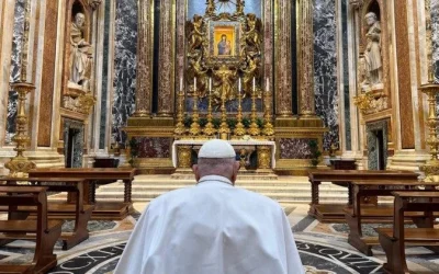 El Papa en oración en la Basílica Santa María la Mayor