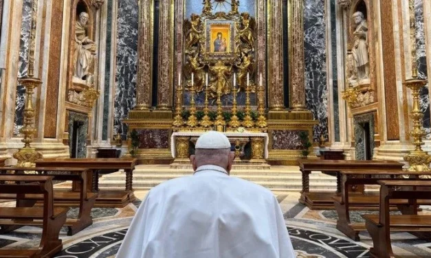 El Papa en oración en la Basílica Santa María la Mayor
