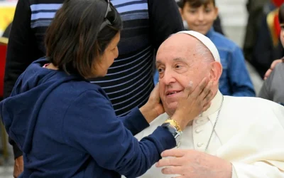 Migrantes, transgéneros, pobres, prisioneros en el último adiós al Papa