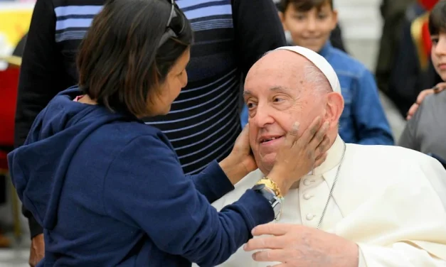 Migrantes, transgéneros, pobres, prisioneros en el último adiós al Papa