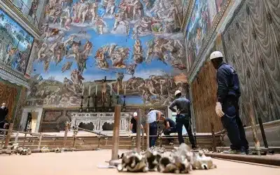 Los preparativos en la Capilla Sixtina para el Cónclave (video)