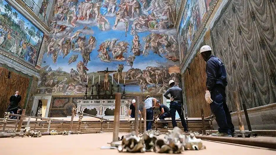 Los preparativos en la Capilla Sixtina para el Cónclave (video)