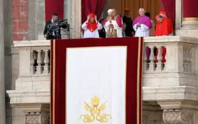 “La paz esté con ustedes, Dios ama a todos”: el abrazo de León XIV al mundo