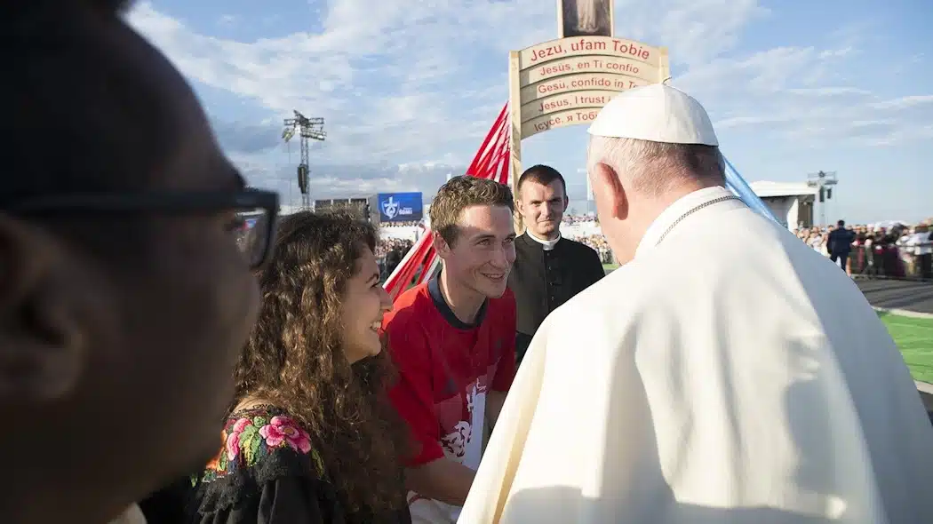Las voces de los jóvenes en el corazón de los Papas