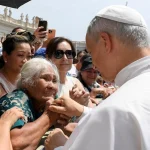 anciana y papa