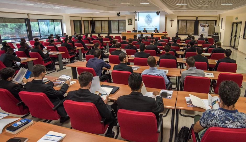 Ateneo Pontificio Regina Apostolorum amplía la oferta de cursar un año de Teología a distancia y en español
