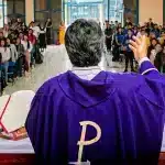 y los sacerdotes