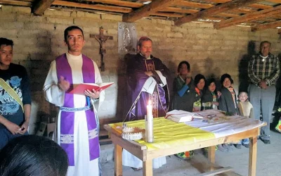 Un obispo que pastorea entre balas