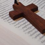 Sí hay un juez justo cross-6723061_1280